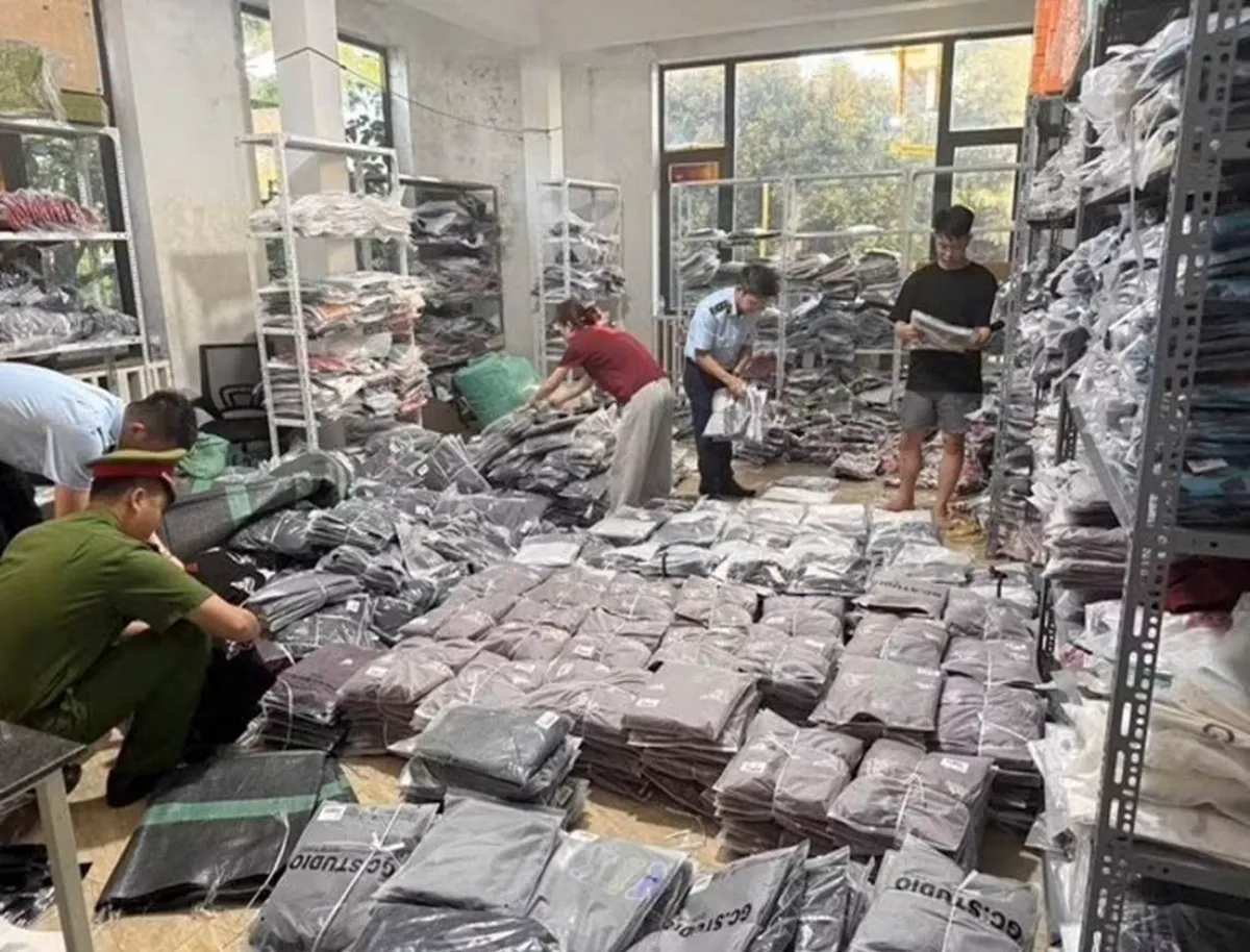 Khởi tố 2 vụ án xâm phạm quyền sở hữu công nghiệp ở Hà Nội, thu hơn 3.600 sản phẩm giả mạo - Ảnh 2.