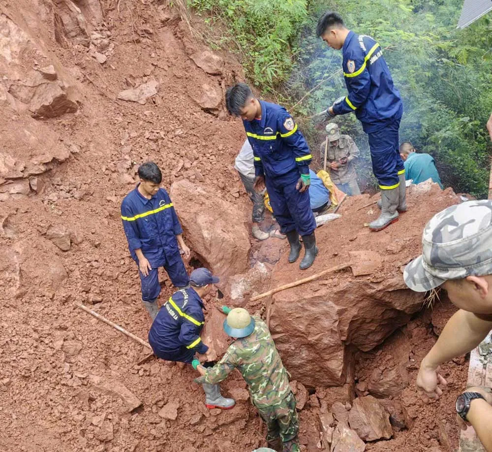Mưa lớn k&eacute;o d&agrave;i g&acirc;y sạt lở, đất, đ&aacute; tr&agrave;n v&agrave;o nh&agrave; d&acirc;n ở Sơn La - Ảnh 1.