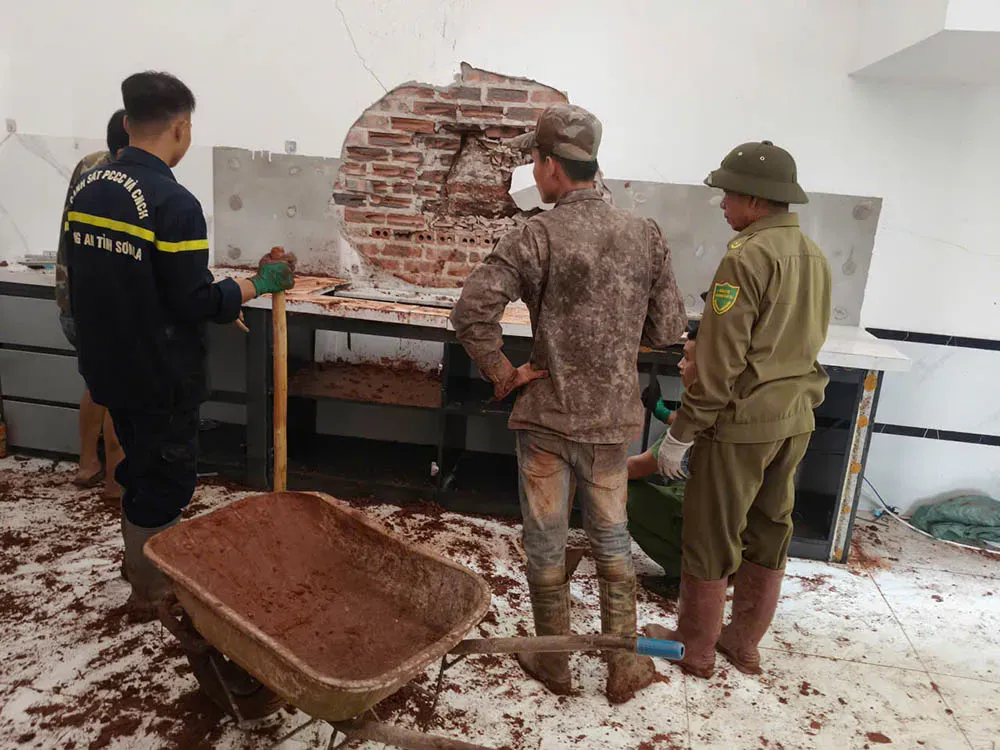 Mưa lớn k&eacute;o d&agrave;i g&acirc;y sạt lở, đất, đ&aacute; tr&agrave;n v&agrave;o nh&agrave; d&acirc;n ở Sơn La - Ảnh 3.