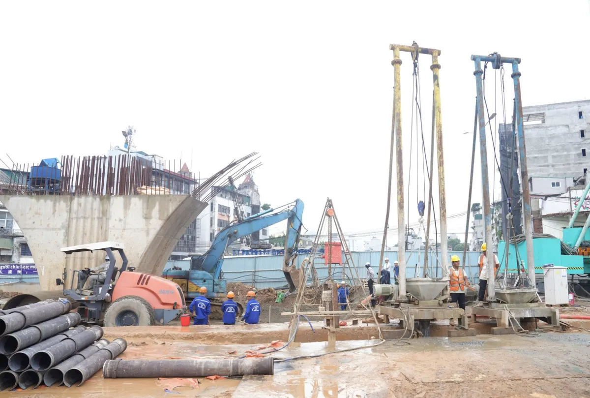 Hà Nội đẩy nhanh tiến độ các dự án giao thông trọng điểm - Ảnh 1.