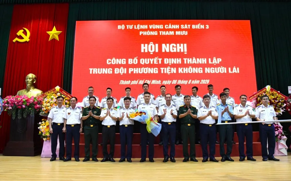 Thủ trưởng Bộ Tư lệnh Vùng Cảnh sát biển 3 cùng các đại biểu chụp anh lưu niệm vói cán bộ, chiến sĩ Trung đội phương tiện không người lái.