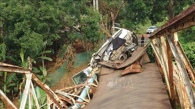 Xe tải cẩu tông sập cầu, hai người may mắn thoát nạn - Ảnh 1.