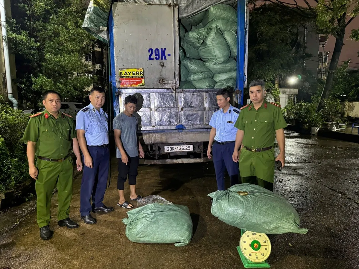 Ph&aacute;t hiện xe tải chở hơn 8,7 tấn ch&acirc;n g&agrave; chế biến kh&ocirc;ng r&otilde; nguồn gốc - Ảnh 1.