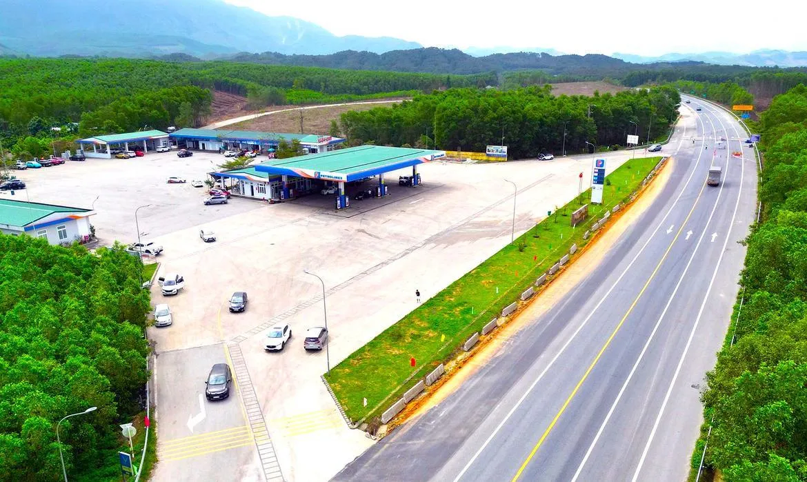 Bộ Xây dựng siết tiến độ hoàn thành hạ tầng sạc điện tại trạm dừng nghỉ - Ảnh 1.