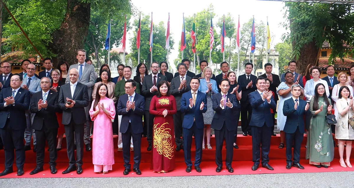 Kỷ niệm 59 năm thành lập ASEAN: Kiến tạo hòa bình, hợp tác và phát triển - Ảnh 2.