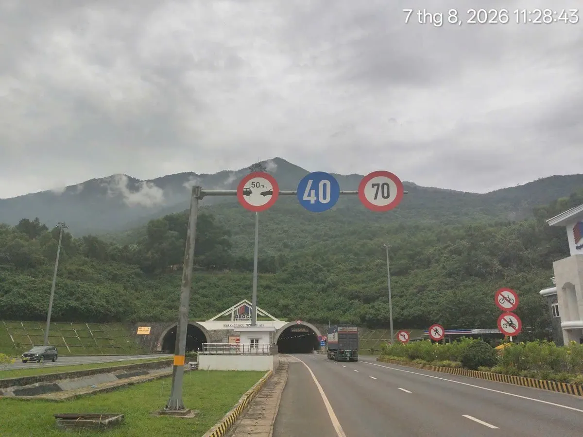 Xe khách chạy 105 km/h trong hầm Hải Vân, tài xế bị phạt nặng- Ảnh 1.