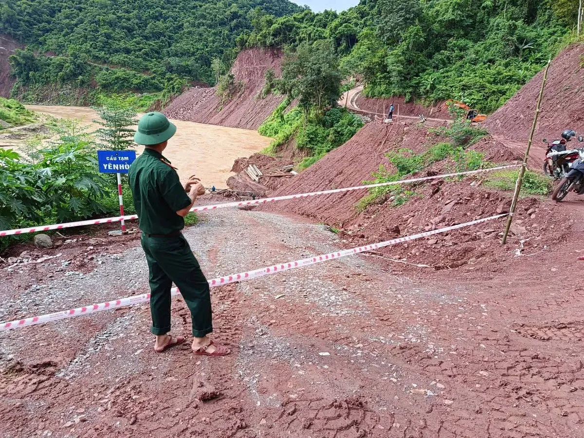 Nghệ An: Mưa lớn gây ngập lụt, chia cắt nhiều khu vực ở miền núi - Ảnh 1.