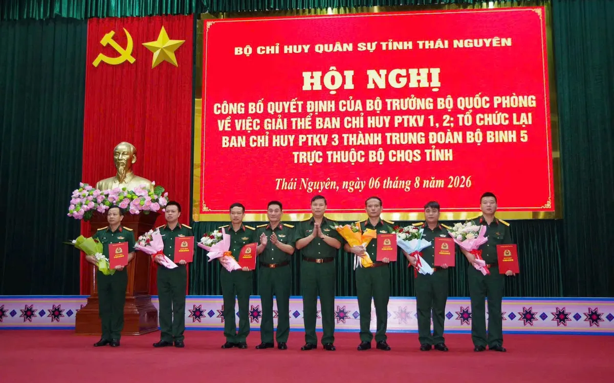 Các đại biểu tặng hoa chúc mừng. Ảnh: Duy Đức.