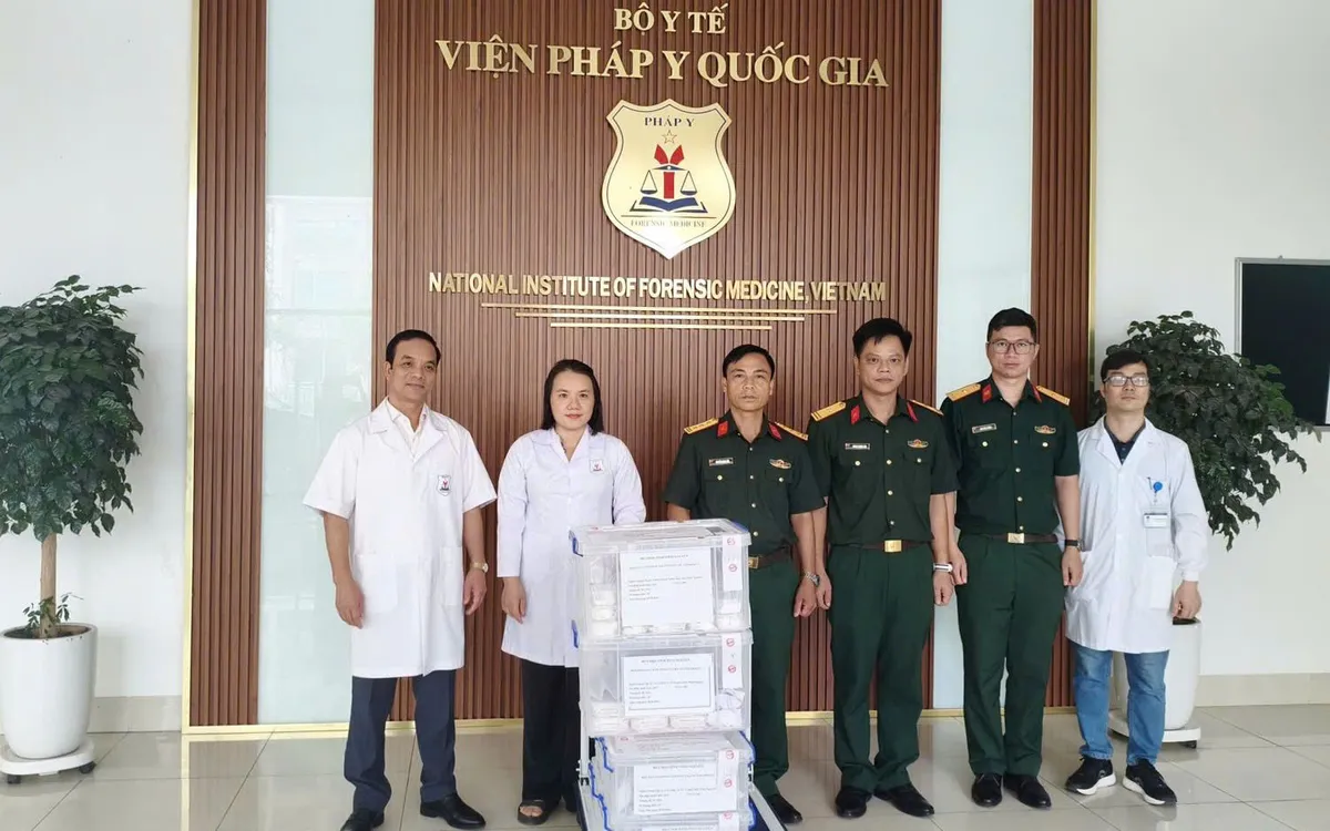 Bộ CHQS tỉnh Thái Nguyên bàn giao 164 mẫu hài cốt liệt sĩ giám định ADN. Ảnh: Duy Đức.