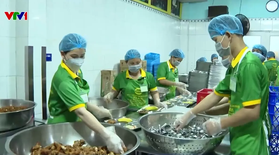 TP Hồ Chí Minh tăng cường giám sát bếp ăn công nghiệp, đảm bảo an toàn thực phẩm - Ảnh 1.
