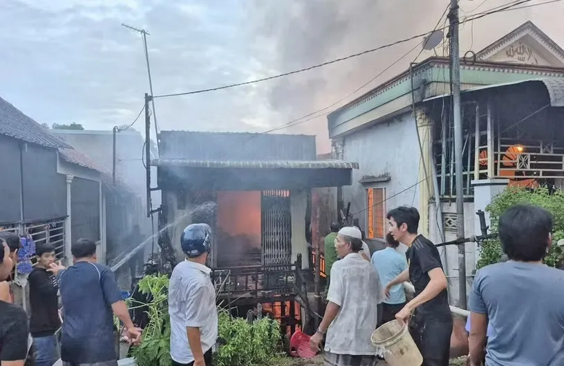 Cháy lớn khu dân cư ở An Giang khiến 5 căn nhà bị hư hại - Ảnh 1.