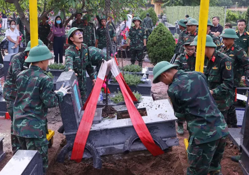 Hà Nội lấy mẫu hài cốt liệt sĩ tại Nghĩa trang Mai Dịch - Ảnh 3.
