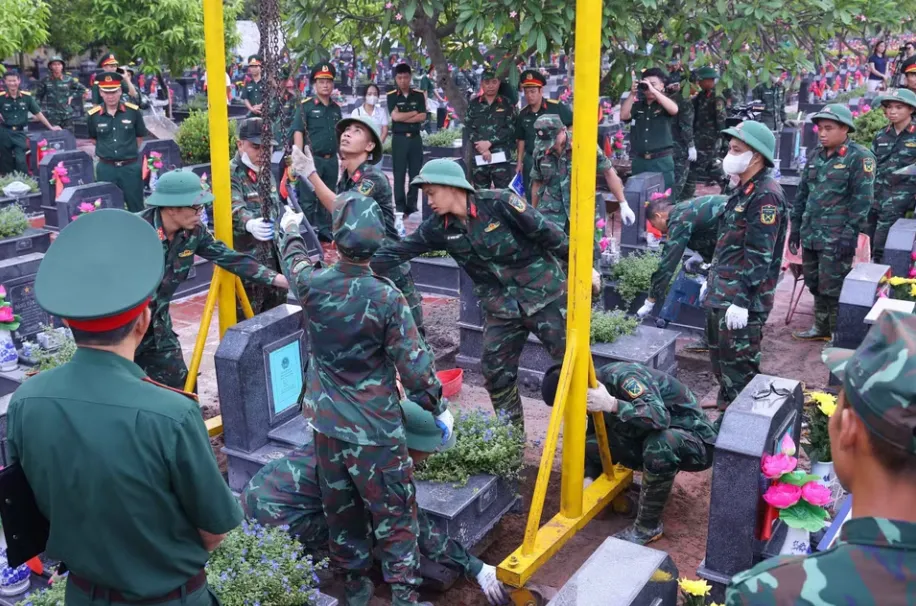 Hà Nội lấy mẫu hài cốt liệt sĩ tại Nghĩa trang Mai Dịch - Ảnh 1.