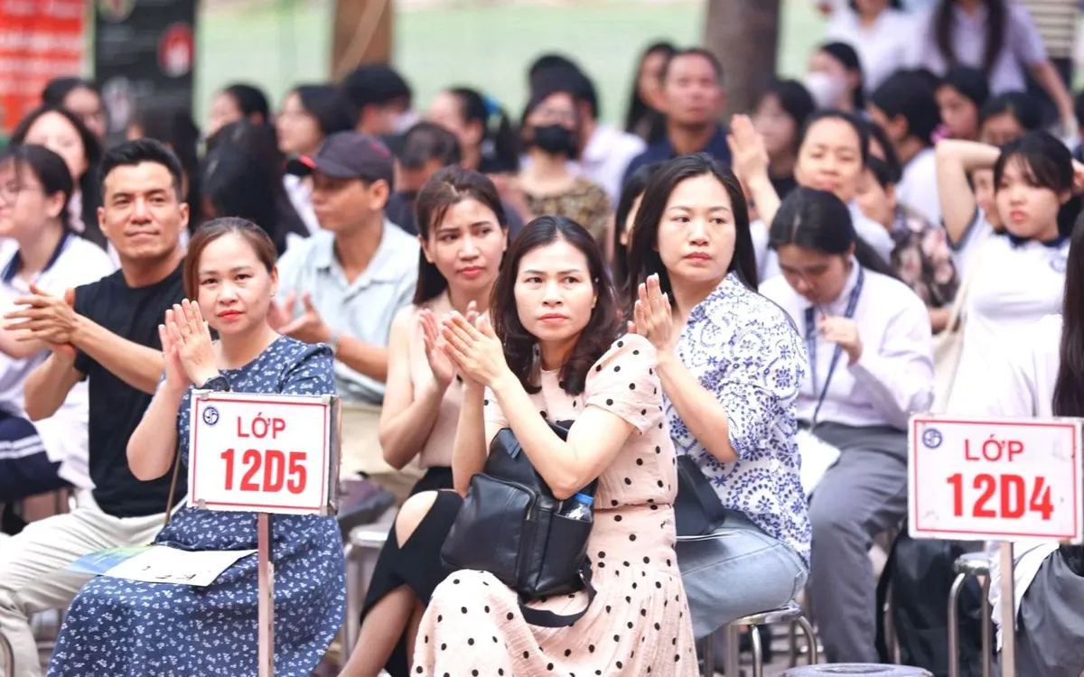 Ban đại diện cha mẹ học sinh là cầu mối giữa gia đình và nhà trường. Ảnh minh họa: MOET  

