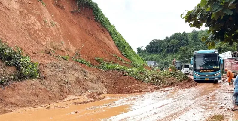 Tuy&ecirc;n Quang khẩn trương khắc phục sạt lở tr&ecirc;n c&aacute;c tuyến giao th&ocirc;ng - Ảnh 1.
