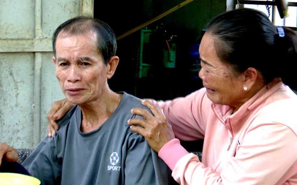 Những giọt nước mắt hạnh phúc khi ông Khỏi tìm được gia đình. Nguồn: Bộ Công an