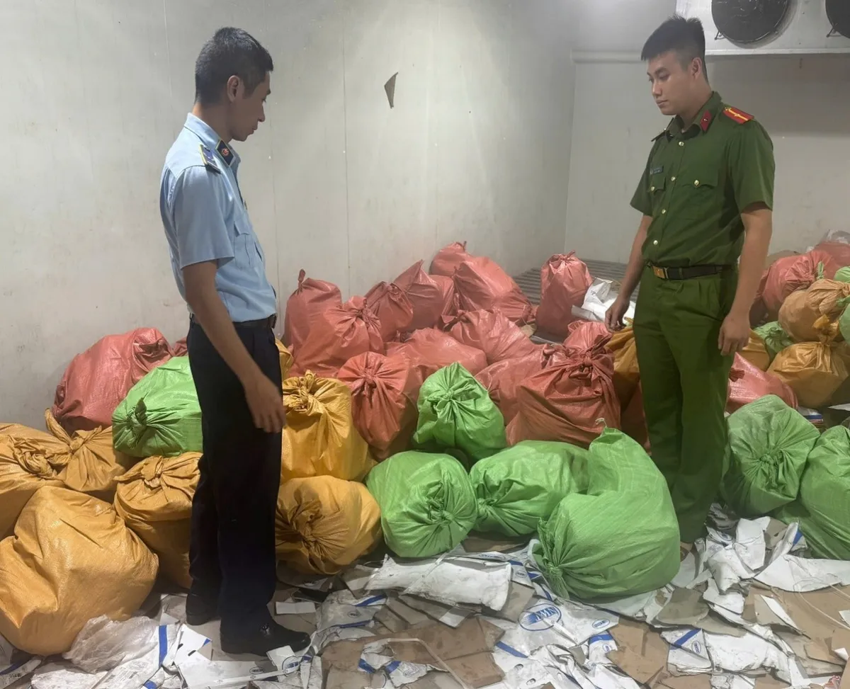 Phát hiện 6.000 kg chân lợn không rõ nguồn gốc ở Quảng Ninh - Ảnh 1.