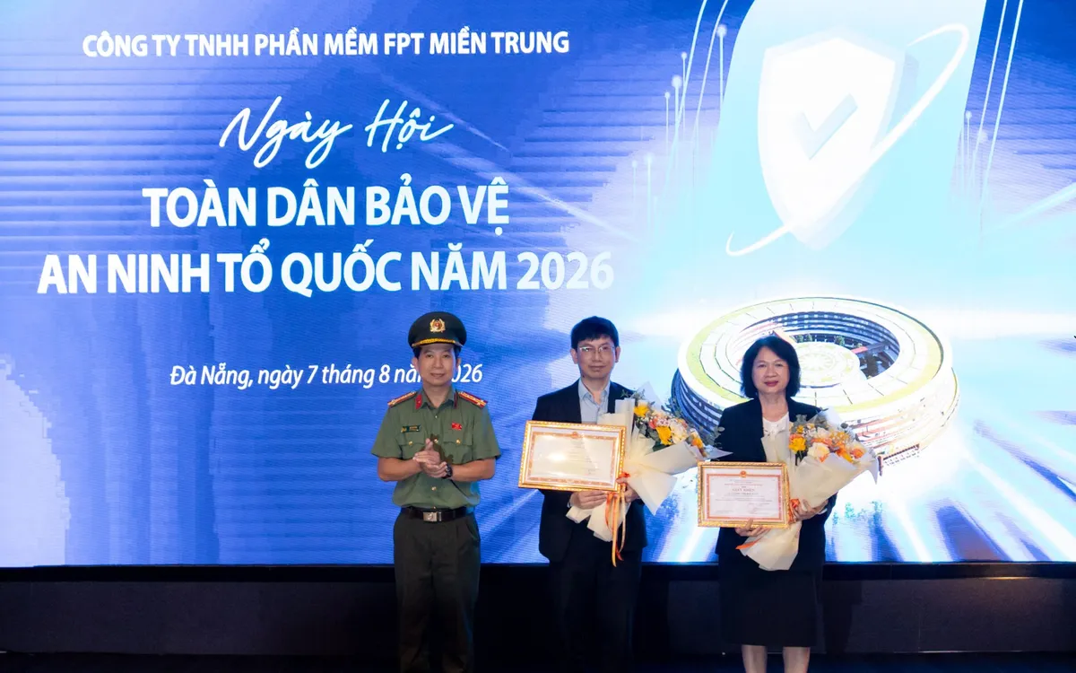 Tập thể, cá nhân Công ty TNHH Phần mềm FPT Miền Trung, Tập đoàn FPT đón nhận bằng khen, giấy khen của Bộ trưởng Bộ Công an và Giám đốc Công an TP. Đà Nẵng vì những đóng góp tích cực trong phong trào Toàn dân bảo vệ An ninh Tổ quốc. Ảnh: FPT 