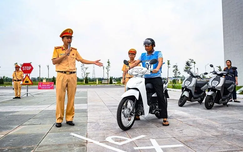 Cảnh sát giao thông đào tạo lái xe máy cho người dân tại Thái Nguyên - Ảnh: Cục CSGT