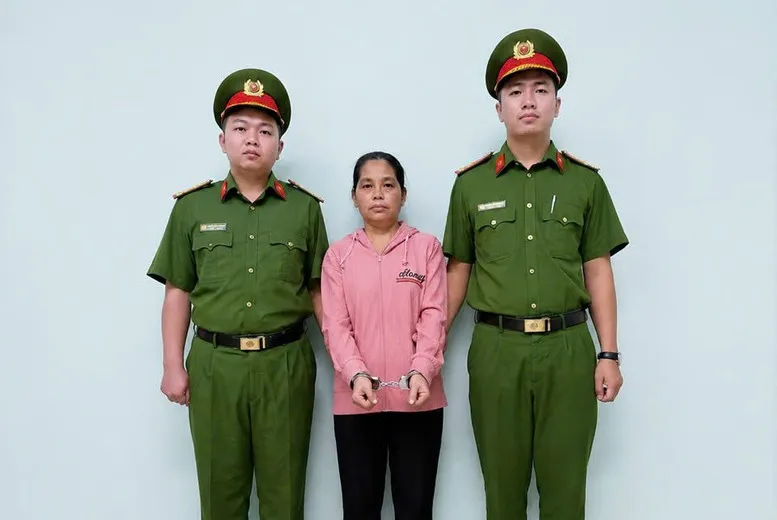 Bắt khẩn cấp bảo mẫu bạo h&agrave;nh trẻ tại trường mầm non - Ảnh 1.