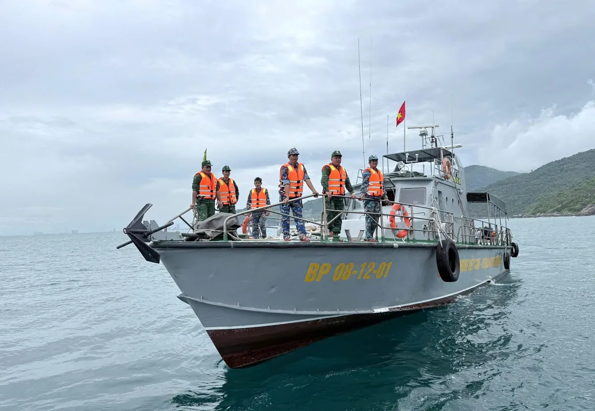 Cứu sống nạn nhân thứ hai trong vụ 4 người bị sóng cuốn tại Mũi Nghê - Ảnh 1.