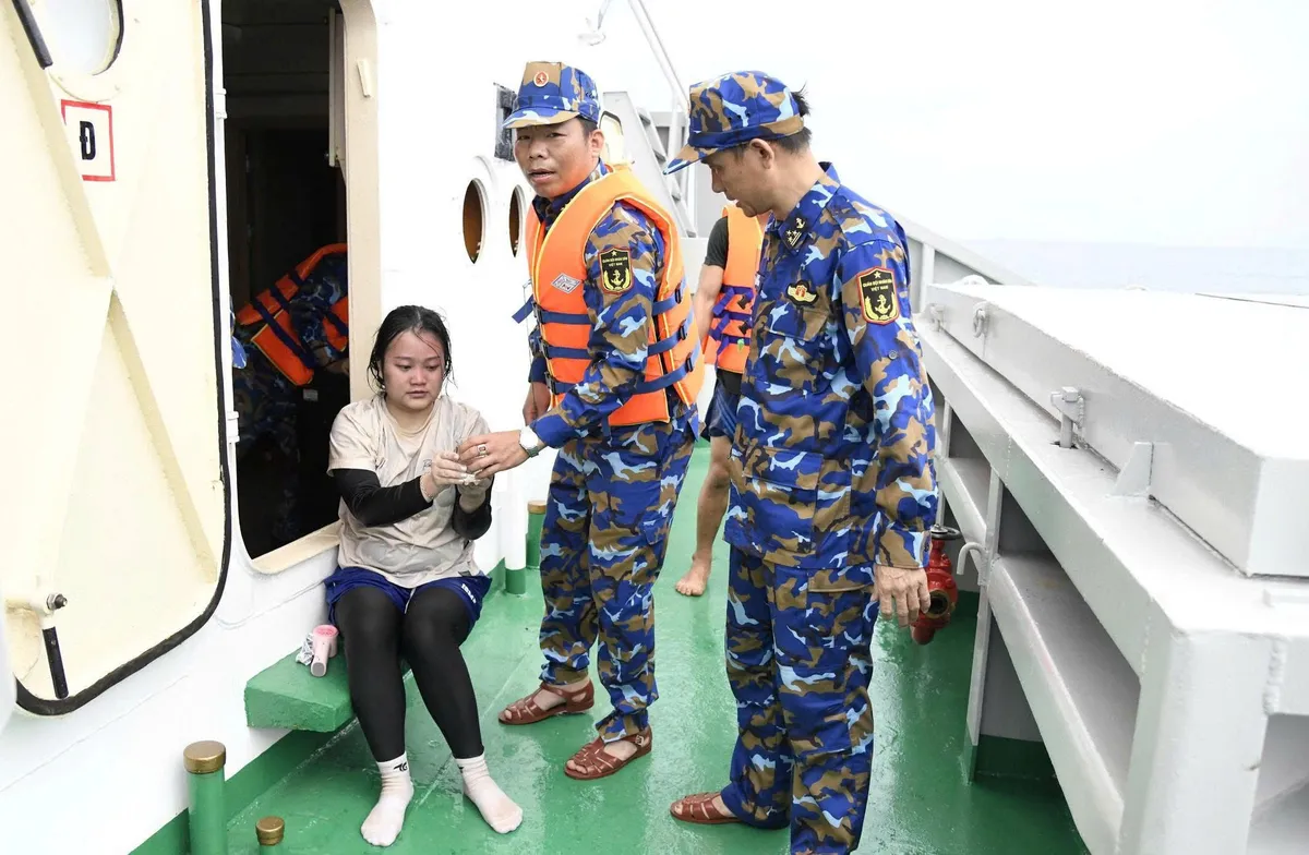 Cứu sống nạn nhân thứ hai trong vụ 4 người bị sóng cuốn tại Mũi Nghê - Ảnh 4.