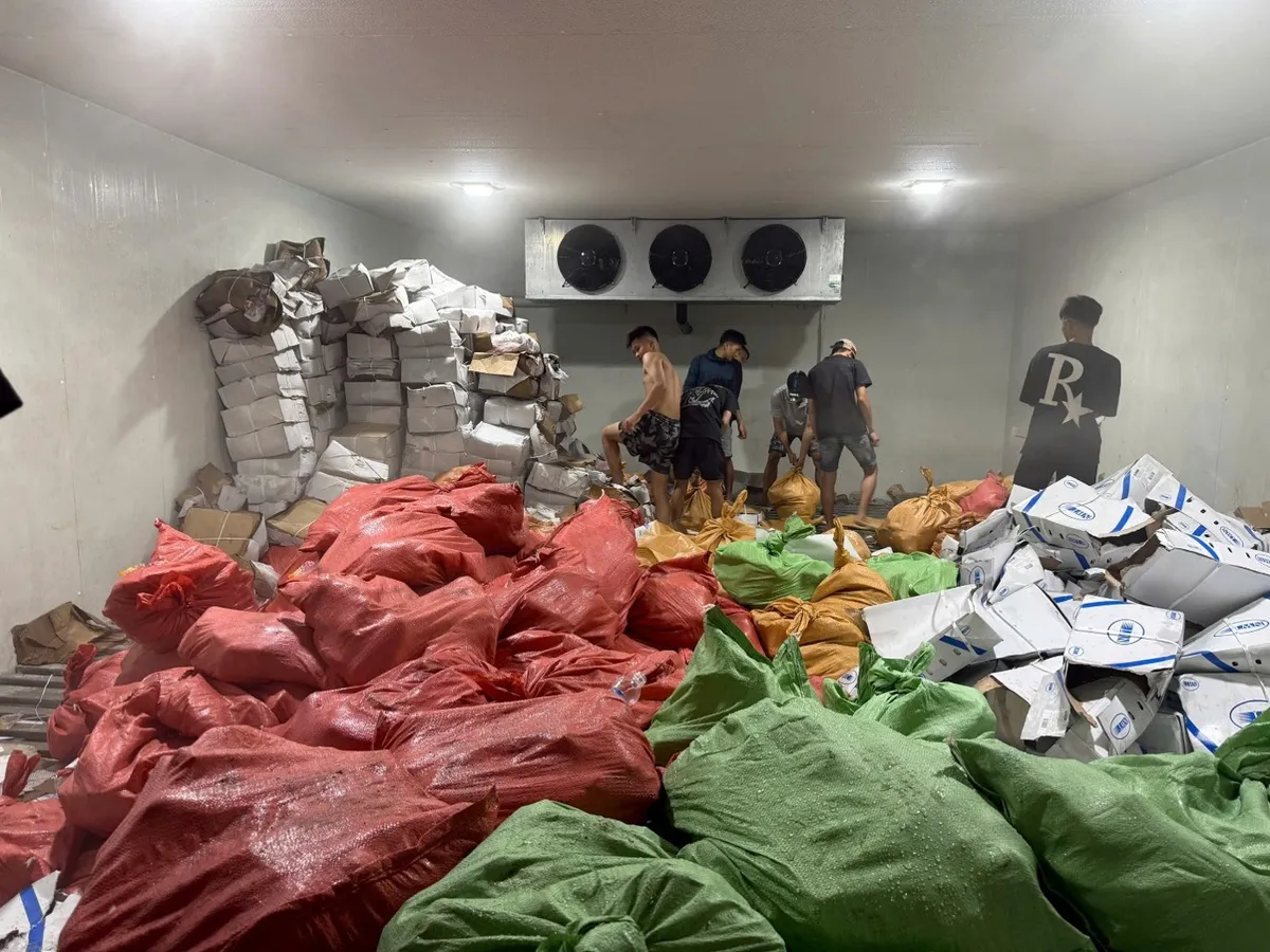 Phát hiện 6.000 kg chân lợn không rõ nguồn gốc ở Quảng Ninh - Ảnh 2.