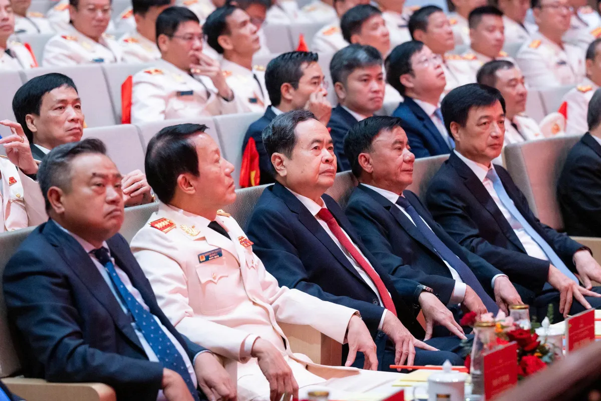 Chủ tịch Quốc hội: Lực lượng Cảnh s&aacute;t kinh tế n&acirc;ng cao năng lực điều tra số, truy vết d&ograve;ng tiền - Ảnh 2.