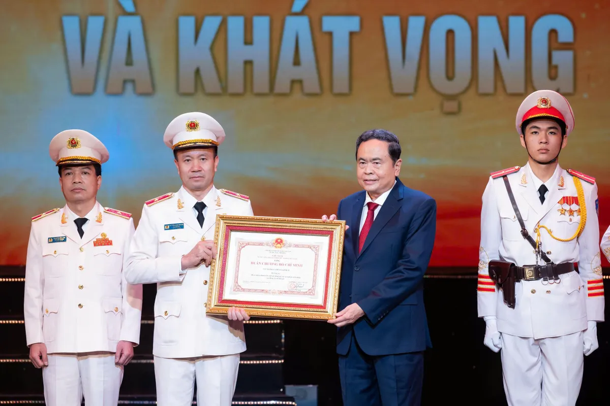Chủ tịch Quốc hội: Lực lượng Cảnh s&aacute;t kinh tế n&acirc;ng cao năng lực điều tra số, truy vết d&ograve;ng tiền - Ảnh 3.