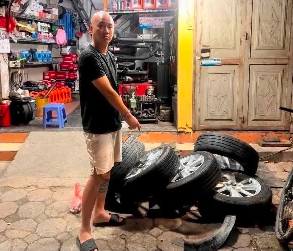 Hà Nội: Bắt giữ kẻ chuyên "kê gạch tháo bánh" ô tô tại các khu đô thị - Ảnh 1.