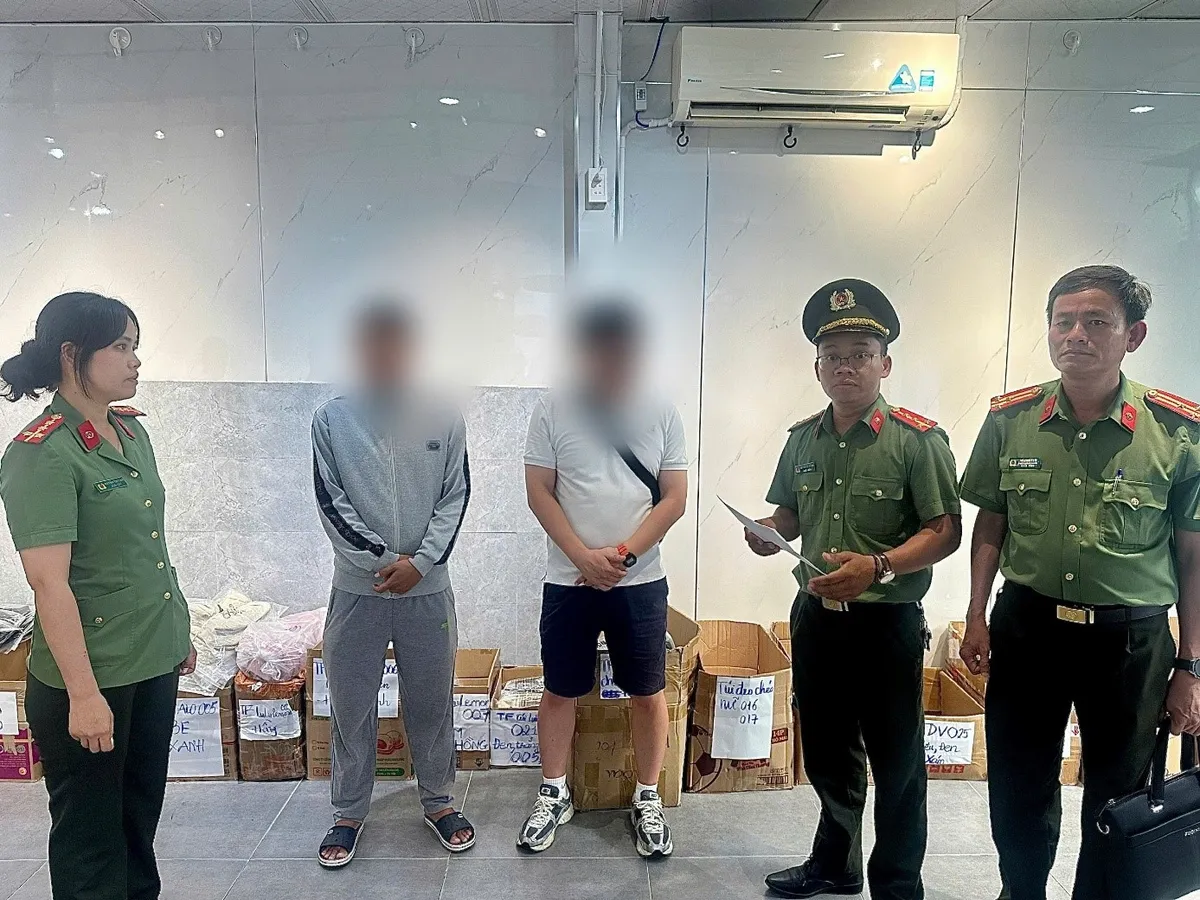 Khởi tố vụ bu&ocirc;n b&aacute;n h&agrave;ng ngh&igrave;n sản phẩm giả nh&atilde;n hiệu nổi tiếng ở Đ&agrave; Nẵng  - Ảnh 2.
