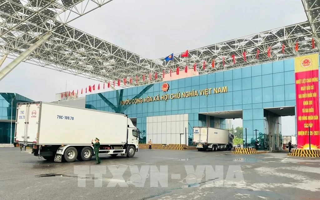 Các xe hàng nối đuôi nhau thông quan qua cầu Bắc Luân II, Cửa khẩu quốc tế Móng Cái. Ảnh: Thanh Vân-TTXVN