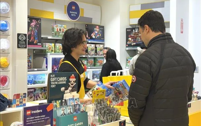 Nhân viên tư vấn cho khách hàng tại một cửa hàng Lego ở Trung tâm mua sắm Tyson Corner, bang Virginia. Ảnh: Đoàn Hùng/PV TTXVN tại Mỹ