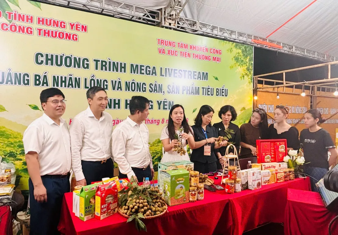 Lãnh đạo Hưng Yên “lên sóng” livestream, chốt gần 500 đơn nhãn lồng - Ảnh 1.