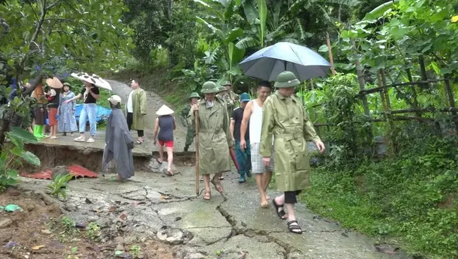 Mưa lớn gây sạt lở nghiêm trọng, Thanh Hóa di dời khẩn cấp 17 hộ dân - Ảnh 2.