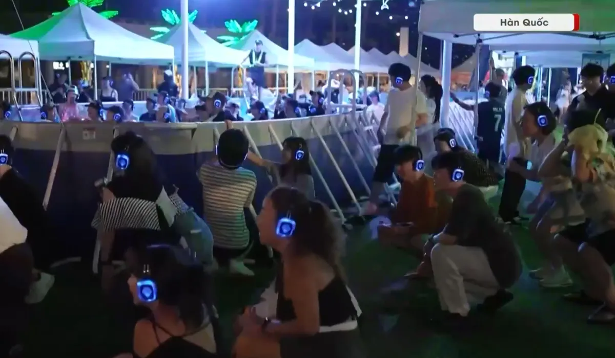 Hàn Quốc: Khiêu vũ im lặng để giải nhiệt mùa hè- Ảnh 1.