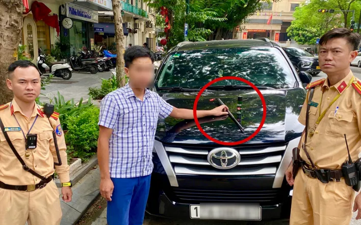 Tại cơ quan công an, người điều khiển xe giao nộp gậy ba khúc và bình xịt cay. Ảnh: Cổng TTĐT Công an TP Hà Nội