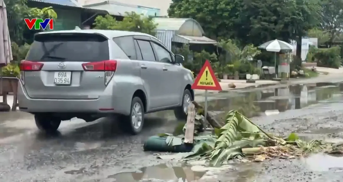 Mặt đường Vành đai 2 hư hỏng, người dân Cà Mau tự cắm biển cảnh báo nguy hiểm - Ảnh 1.