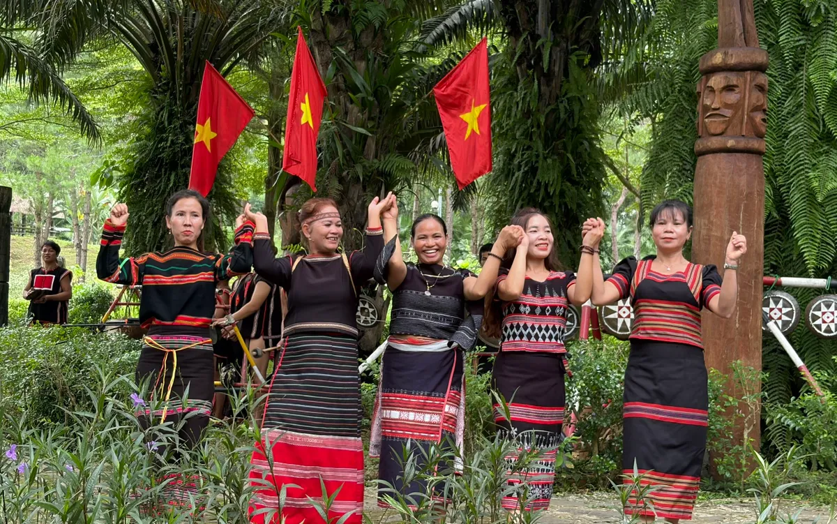 Rạng rỡ nụ cười đoàn kết của phụ nữ Tây Nguyên tại Làng Văn hóa.