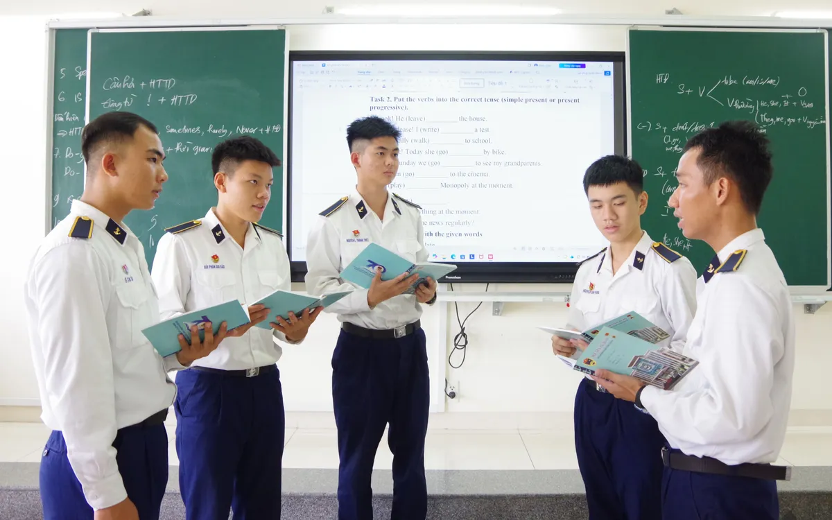 Trao đổi học tập tiếng Anh trong giờ tự học tại giảng đường (đồng chí Triết đứng giữa).
