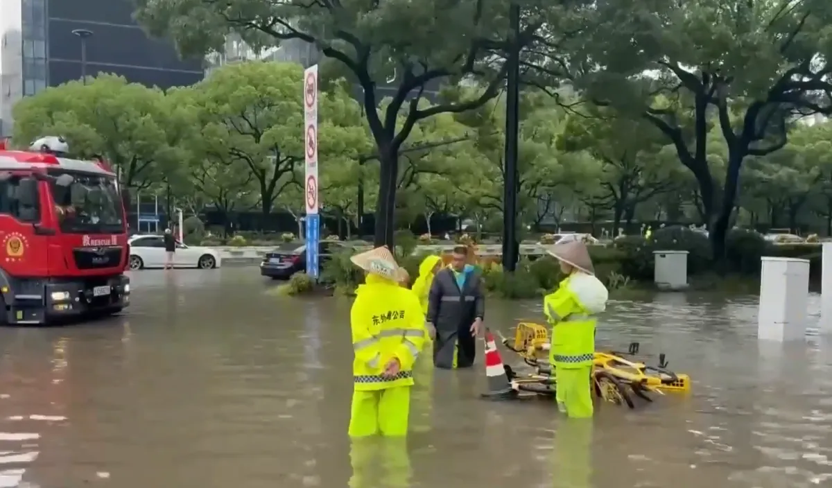 Bão Dolphin đổ bộ Trung Quốc, mang theo mưa lớn và gió mạnh- Ảnh 1.