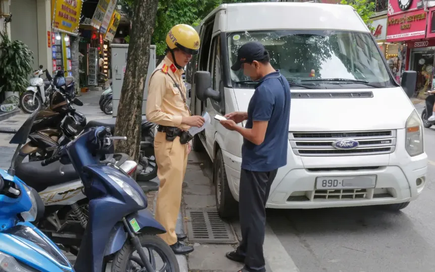 CSGT Hà Nội xử lý nghiêm ô tô dừng, đỗ sai quy định trên các tuyến phố trung tâm (Ảnh minh họa - Ảnh: Công an TP Hà Nội)