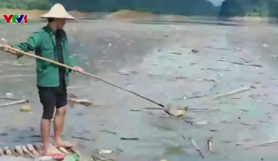Hồ thủy điện Tuyên Quang ngập rác nhựa sau lũ - Ảnh 2.