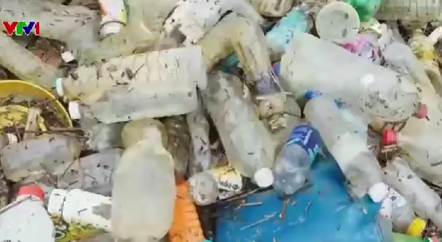 Hồ thủy điện Tuyên Quang ngập rác nhựa sau lũ - Ảnh 3.
