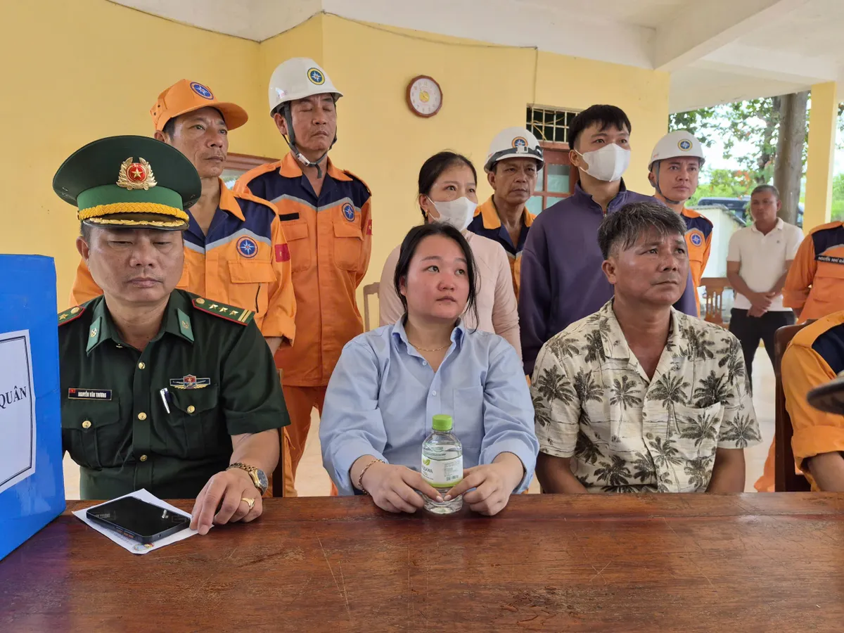 Đà Nẵng: Giây phút vỡ òa của người cha đón con gái trôi dạt 8 giờ trên biển - Ảnh 3.