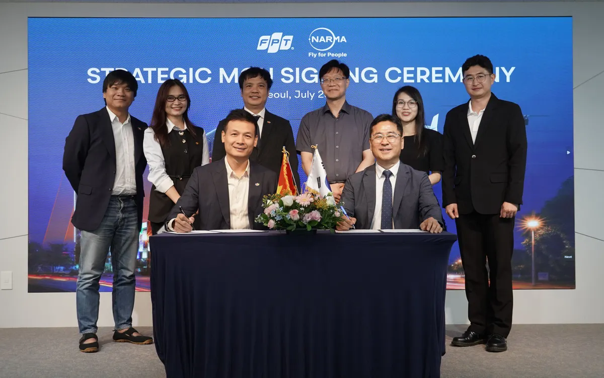 Ông Vũ Anh Tú - Giám đốc Điều hành FPT UAV, Tập đoàn FPT và ông Kwon Ki-jung, Tổng giám đốc NARMA Inc. đại diện ký kết hợp tác. Ảnh: FPT 