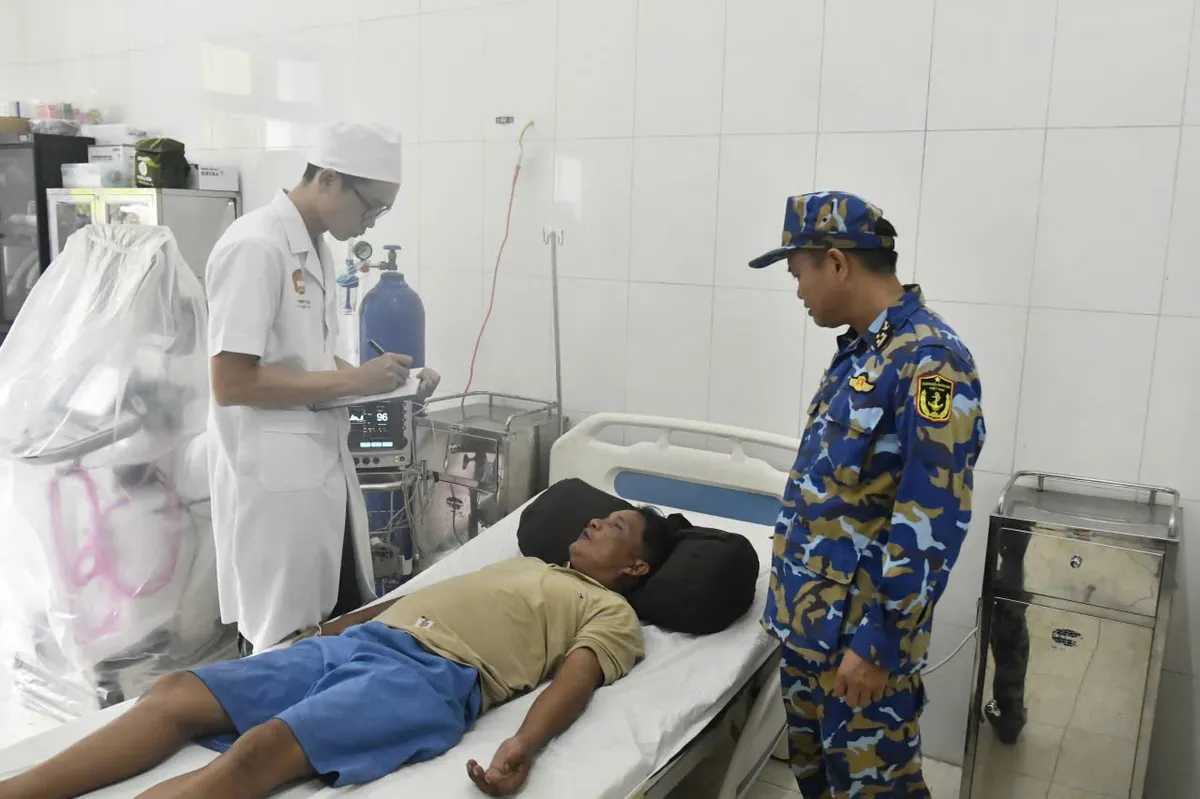 Quân y đảo Nam Yết cấp cứu kịp thời ngư dân bị đột quỵ não trên biển - Ảnh 1.