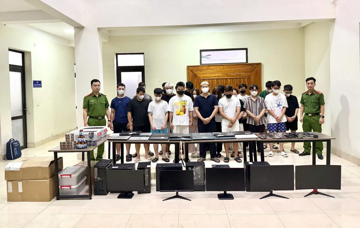 Quảng cáo phóng đại, cắt ghép hình ảnh người nổi tiếng bán Đông y “Xương khớp bà Sáu”, 21 đối tượng bị khởi tố - Ảnh 1.