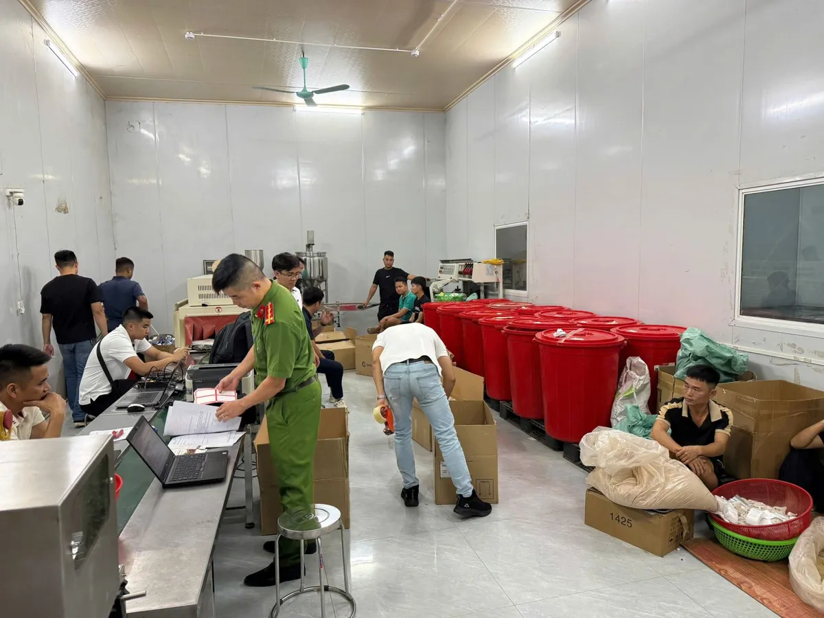 Quảng cáo phóng đại, cắt ghép hình ảnh người nổi tiếng bán Đông y “Xương khớp bà Sáu”, 21 đối tượng bị khởi tố - Ảnh 5.