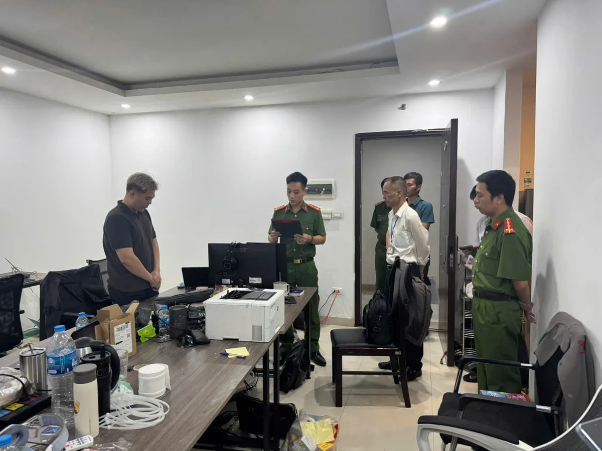 Quảng cáo phóng đại, cắt ghép hình ảnh người nổi tiếng bán Đông y “Xương khớp bà Sáu”, 21 đối tượng bị khởi tố - Ảnh 4.